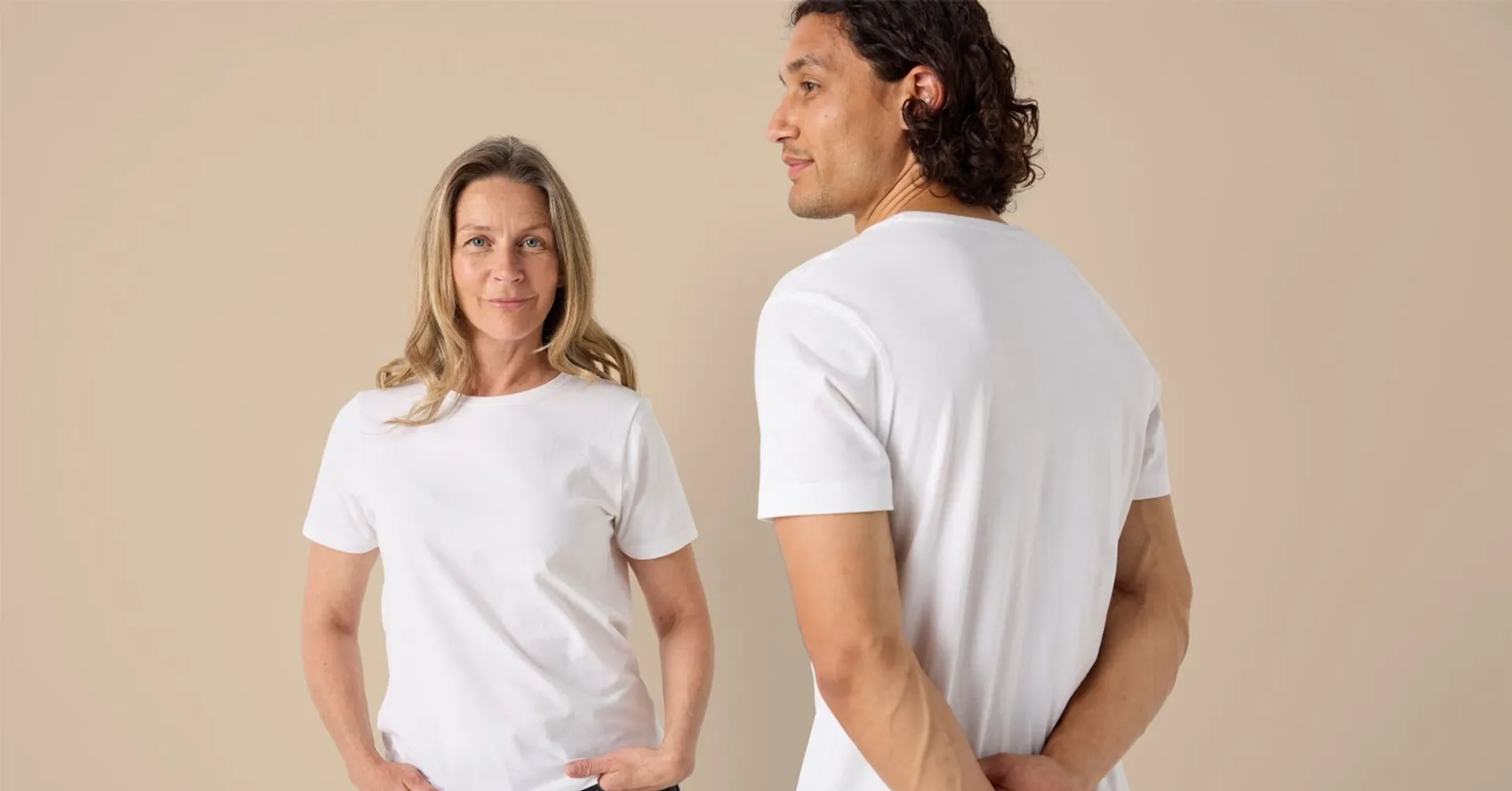 Kvinna i vit t-shirt bredvid man som också bär vit t-shirt från Newbody