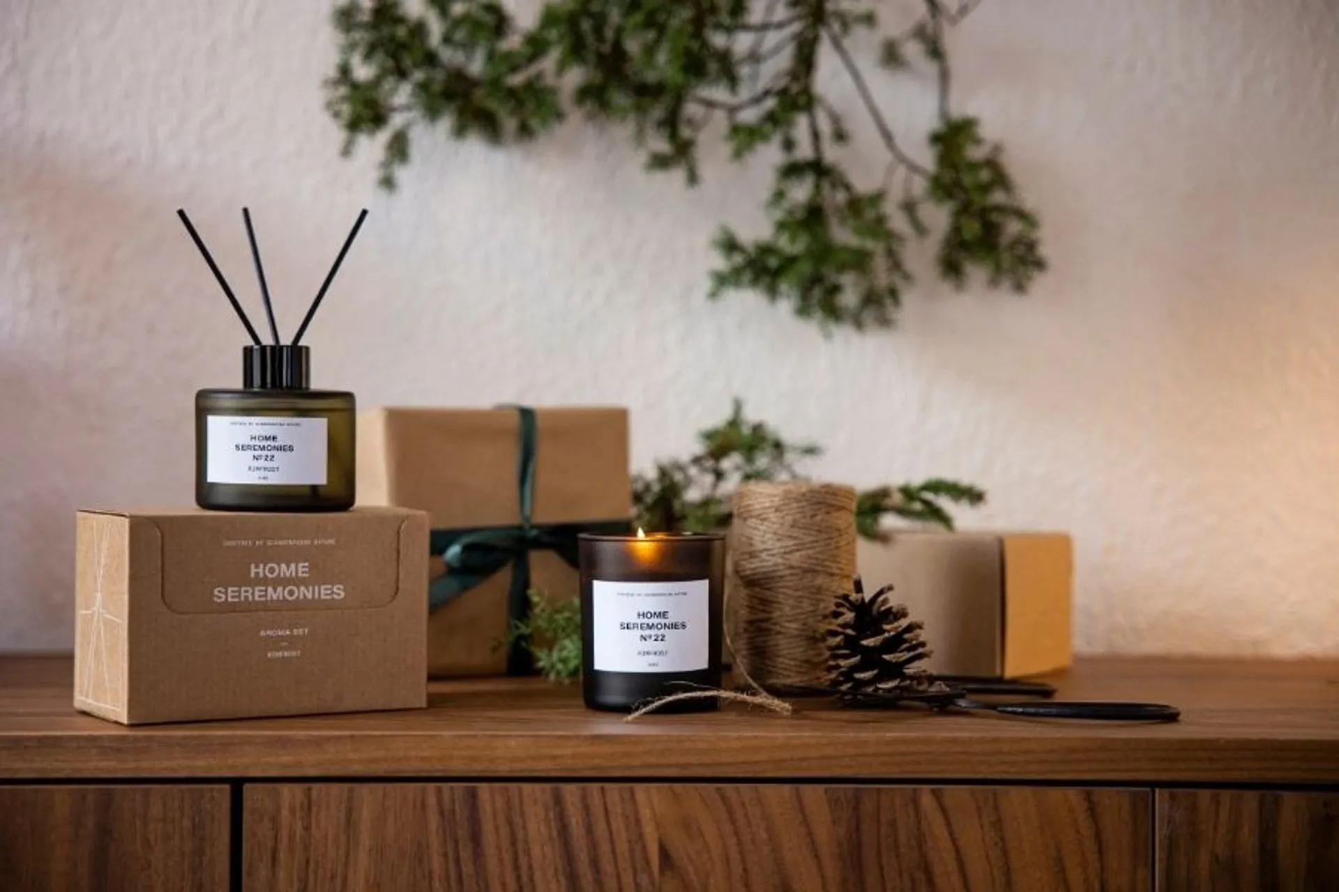 Doftljuset och rumsdoften i Aroma Set Rimfrost på skänk med julklapp, jutesnöre och kotte