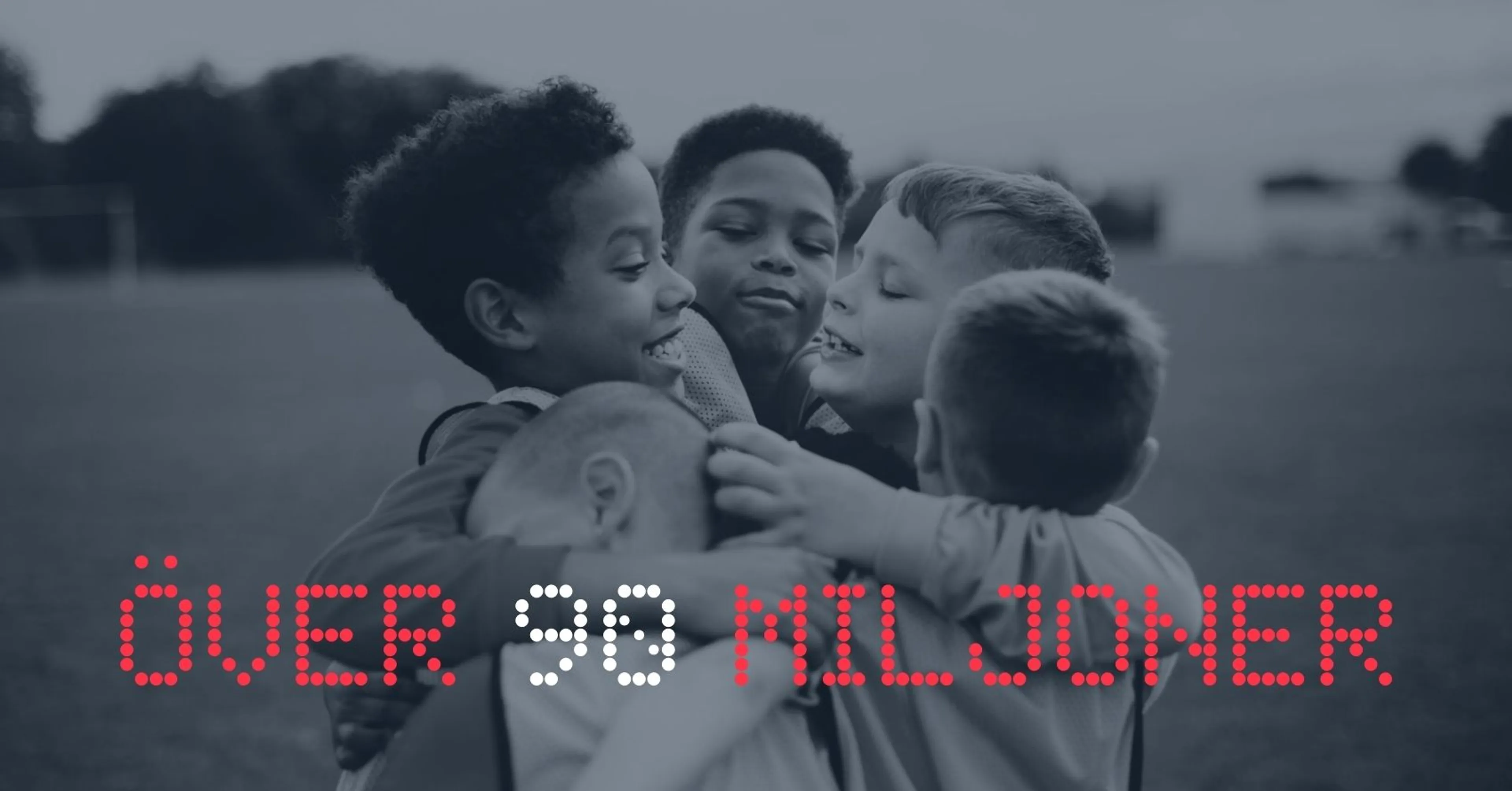 Fem barn som kramar om varandra på en fotbollsplan, med texten "över 90 miljoner" i rött och vitt över bilden.