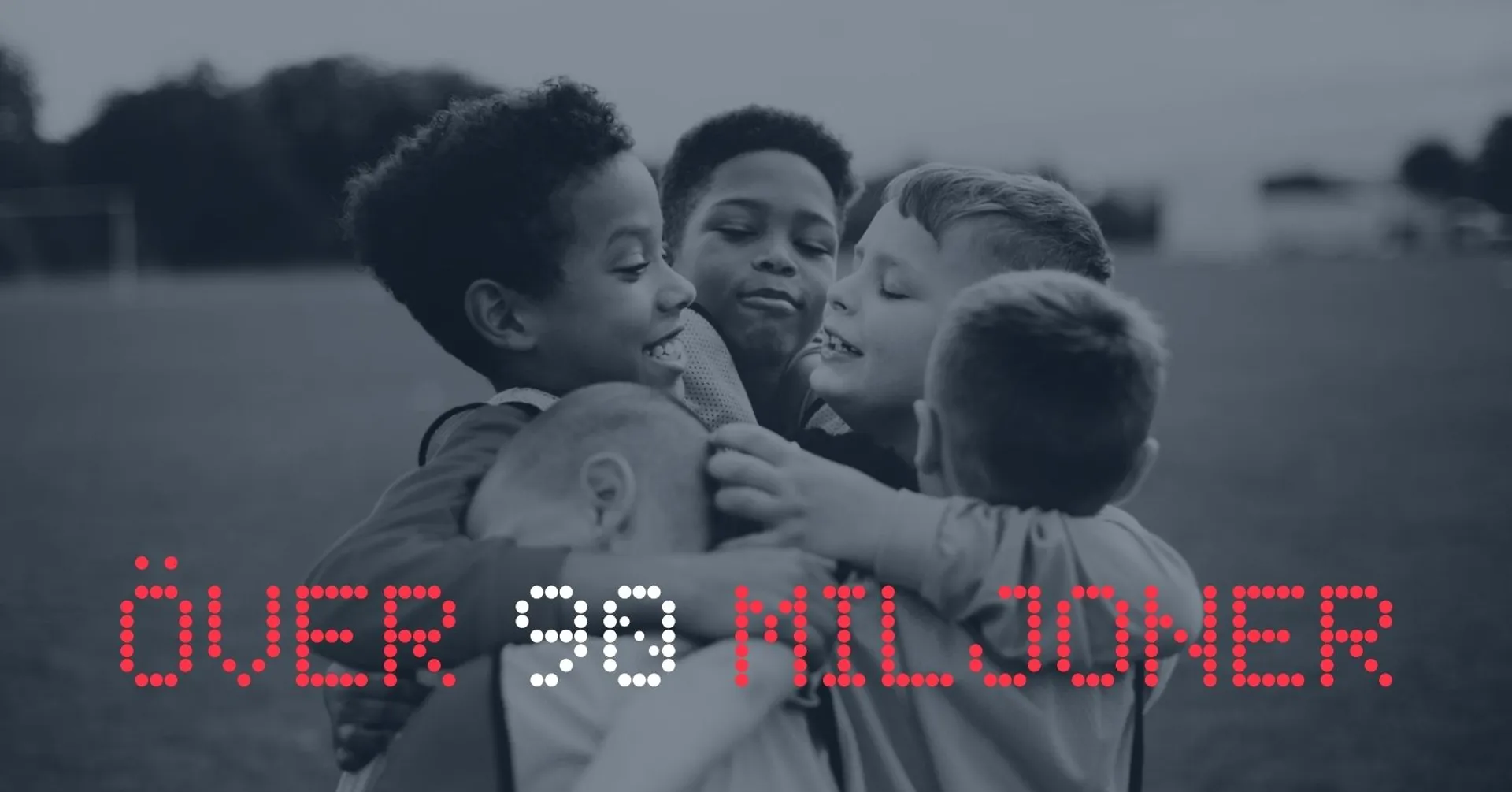 Fem barn som kramar om varandra på en fotbollsplan, med texten "över 90 miljoner" i rött och vitt över bilden.