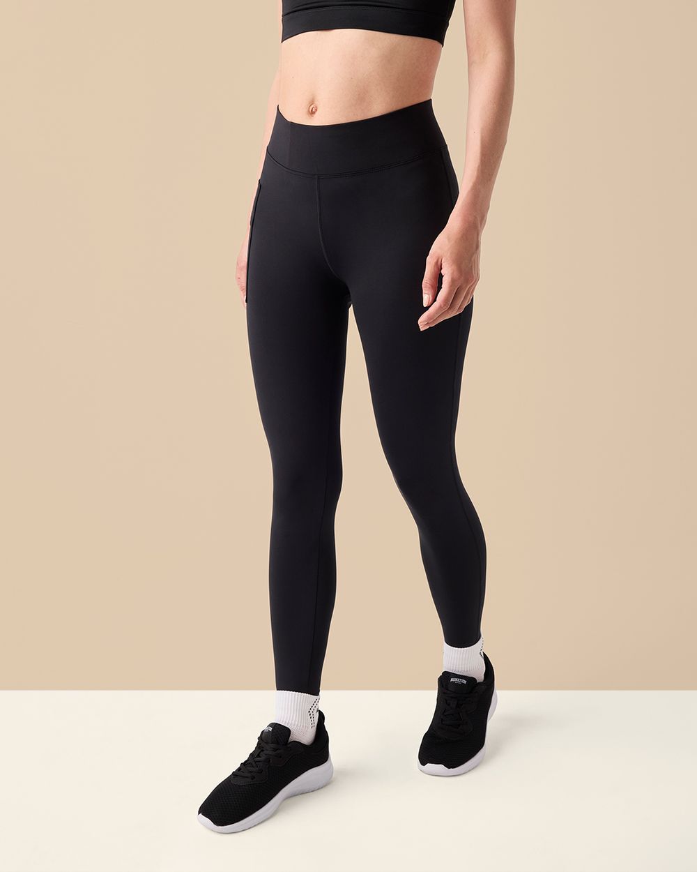 Svarta tränings-tights, hög midja, shaping-effekt och mobilficka.