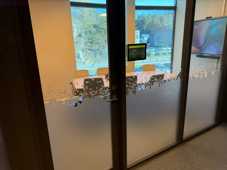 Stoltzen Metis-touchskjerm på utsiden av møterommet, ved lukket dør
