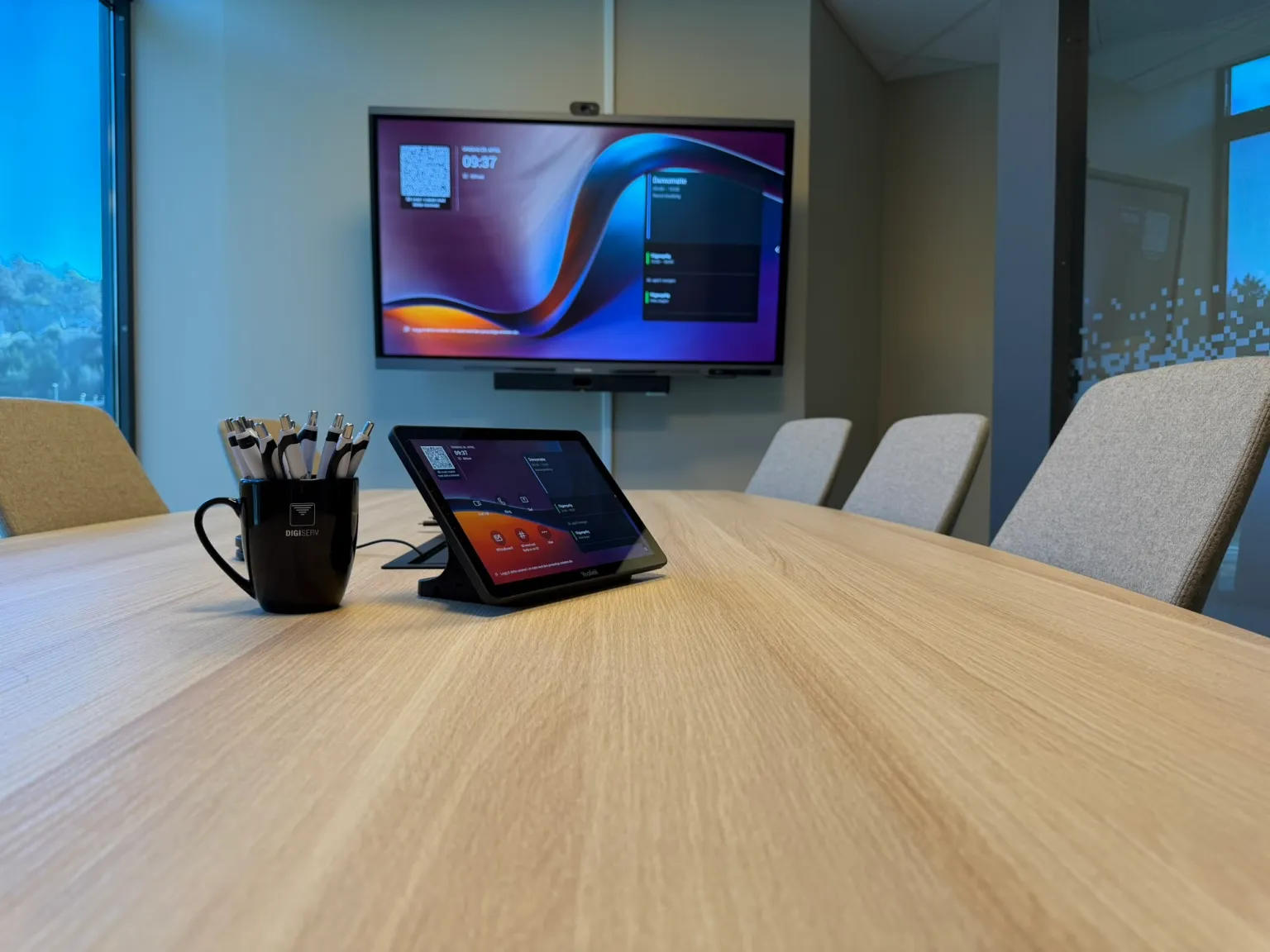 Touch-konsollen i møtebordet med Yealink-baren under Hisense-touch-TV-en i bakgrunnen