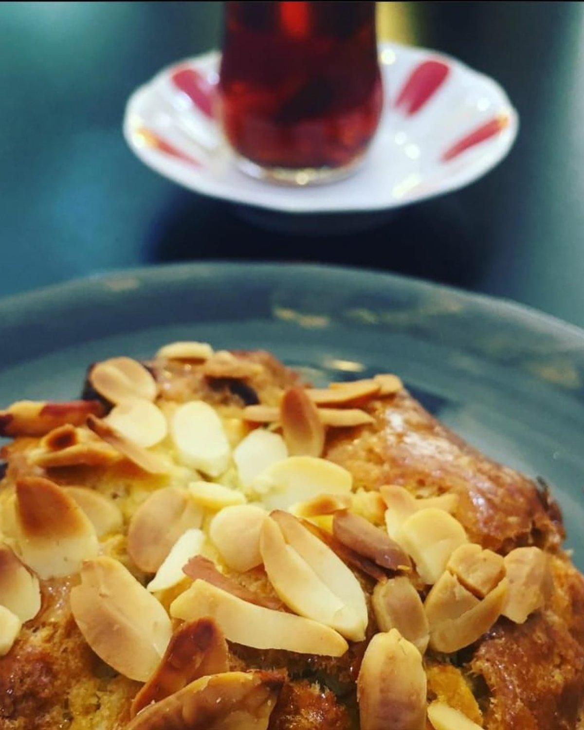 Bademli kurabiye, kıvamlı çay