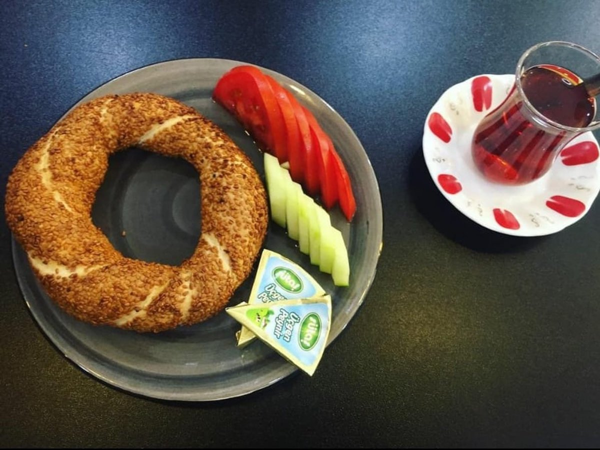 Simit, peynir, çayın yanı