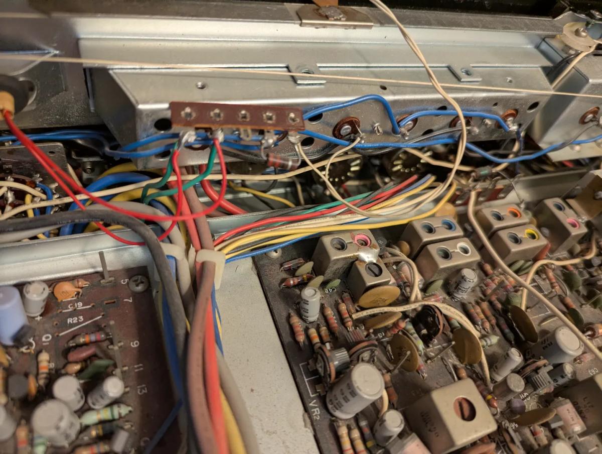 Inside lamp connections for the KR3130