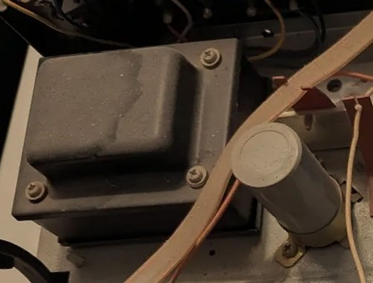 The tall solo Elna C171 — 1000µF 50V — standing above surrounding components, black negative stripe visible