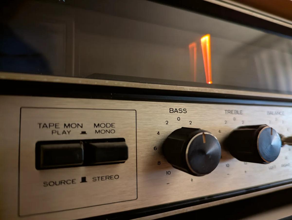 Illumiated tuner indicator on KR3130