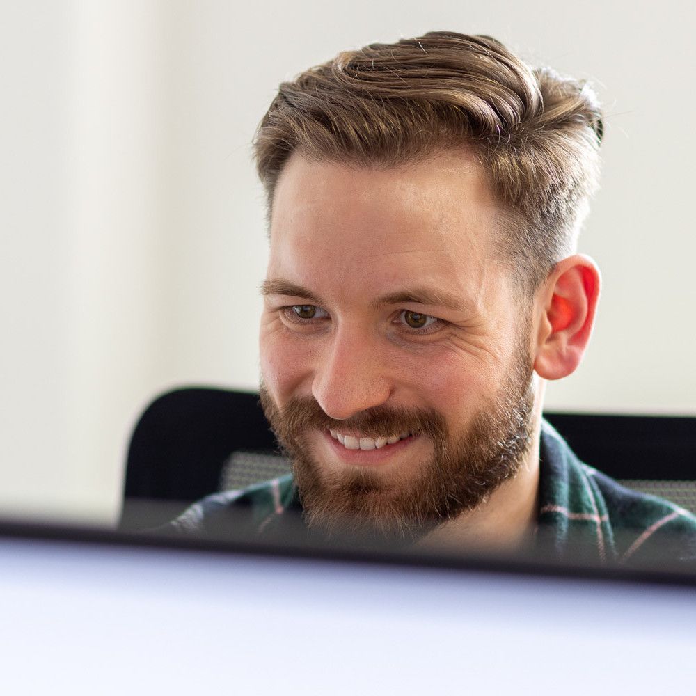 FIUMU Mitarbeiter bei der E-Learning Produktion am PC