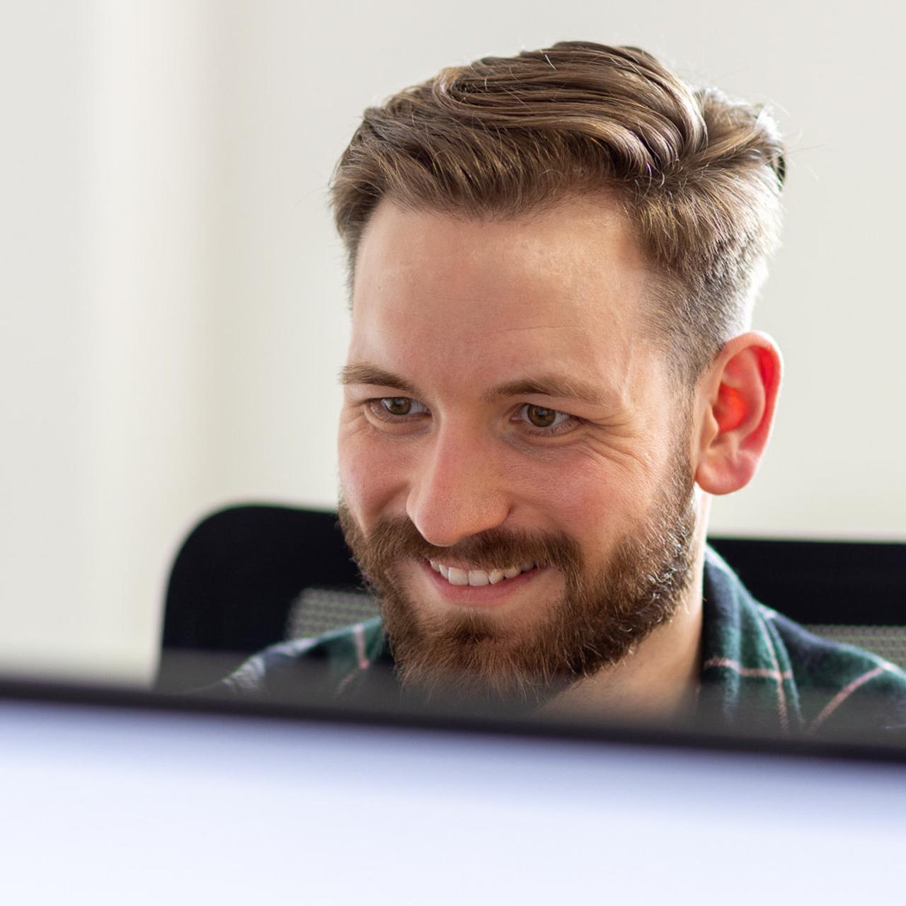 FIUMU Mitarbeiter bei der E-Learning Produktion am PC