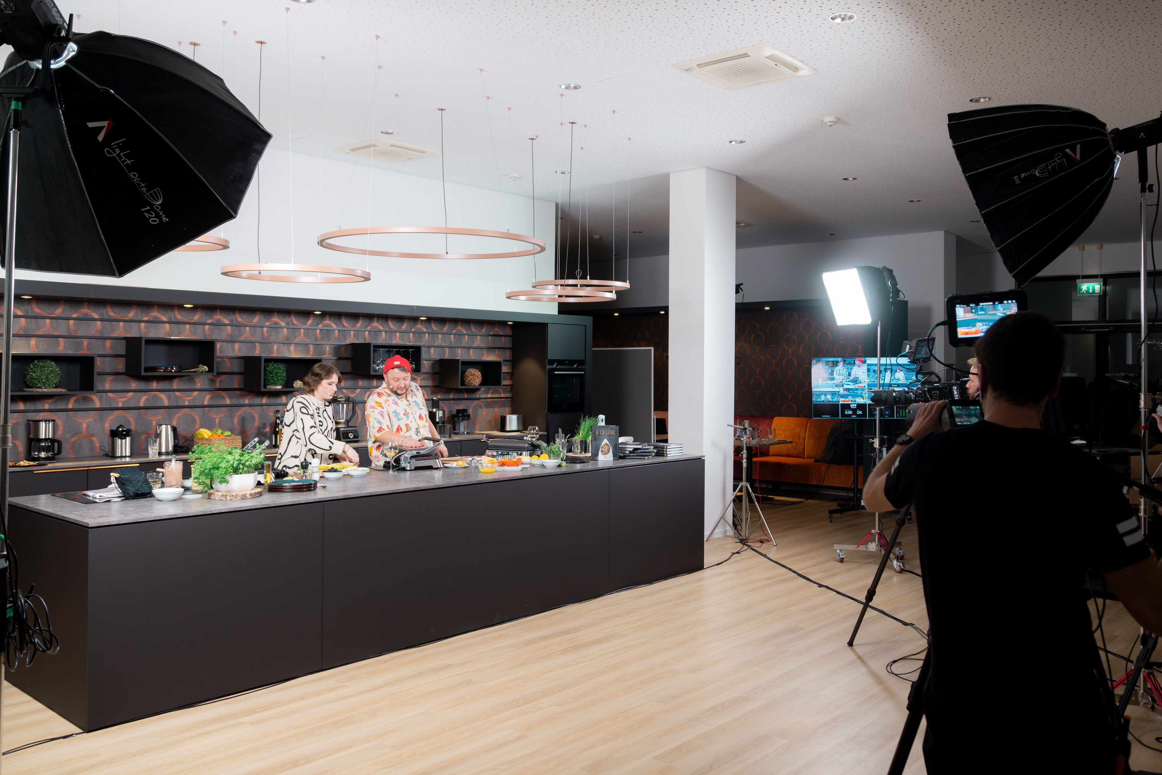 Livestream-Set im Kochstudio mit Kamera und Softboxen