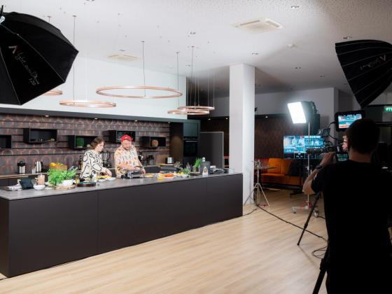 Livestream-Set im Kochstudio mit Kamera und Softboxen