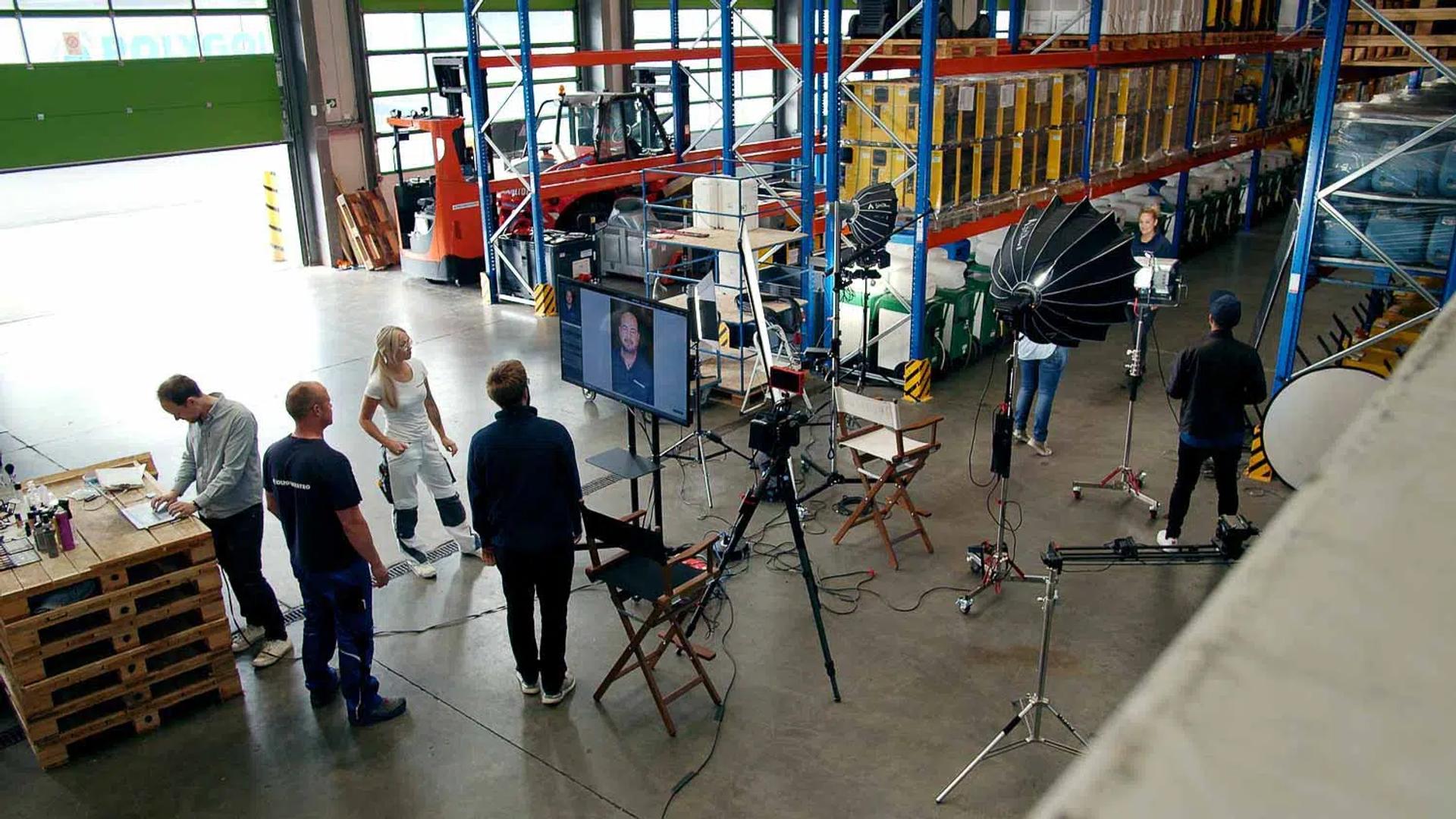 FIUMU Filmteam beim Testimonial Video Dreh in einer Produktionshalle: Kamera, Licht, Ton und Regie