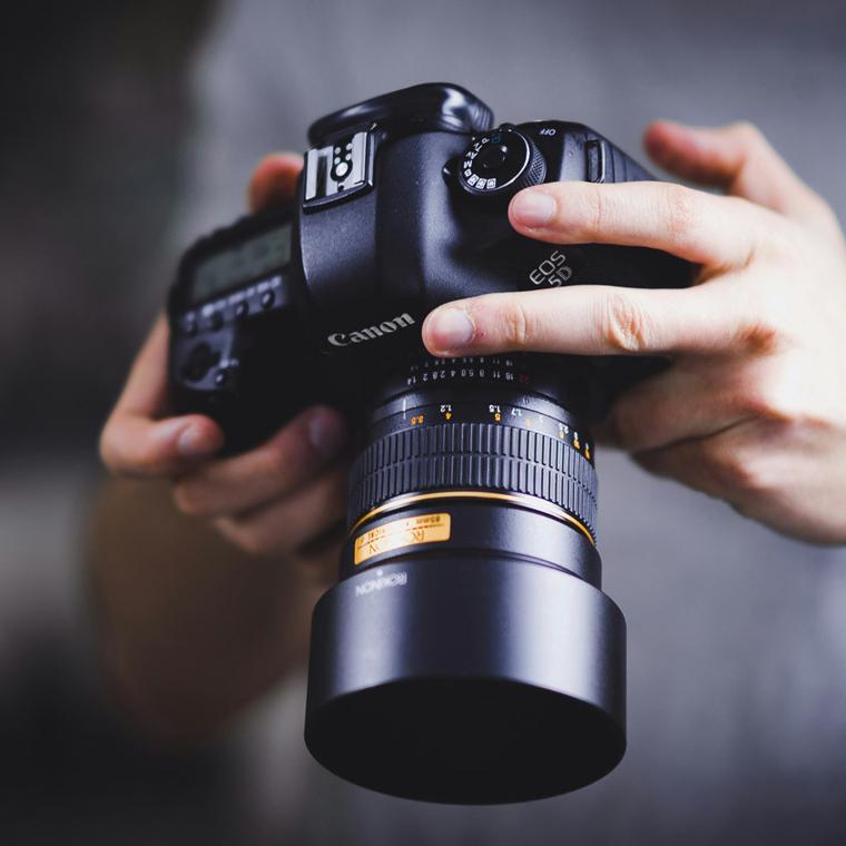 Fotograf mit Spiegelreflexkamera