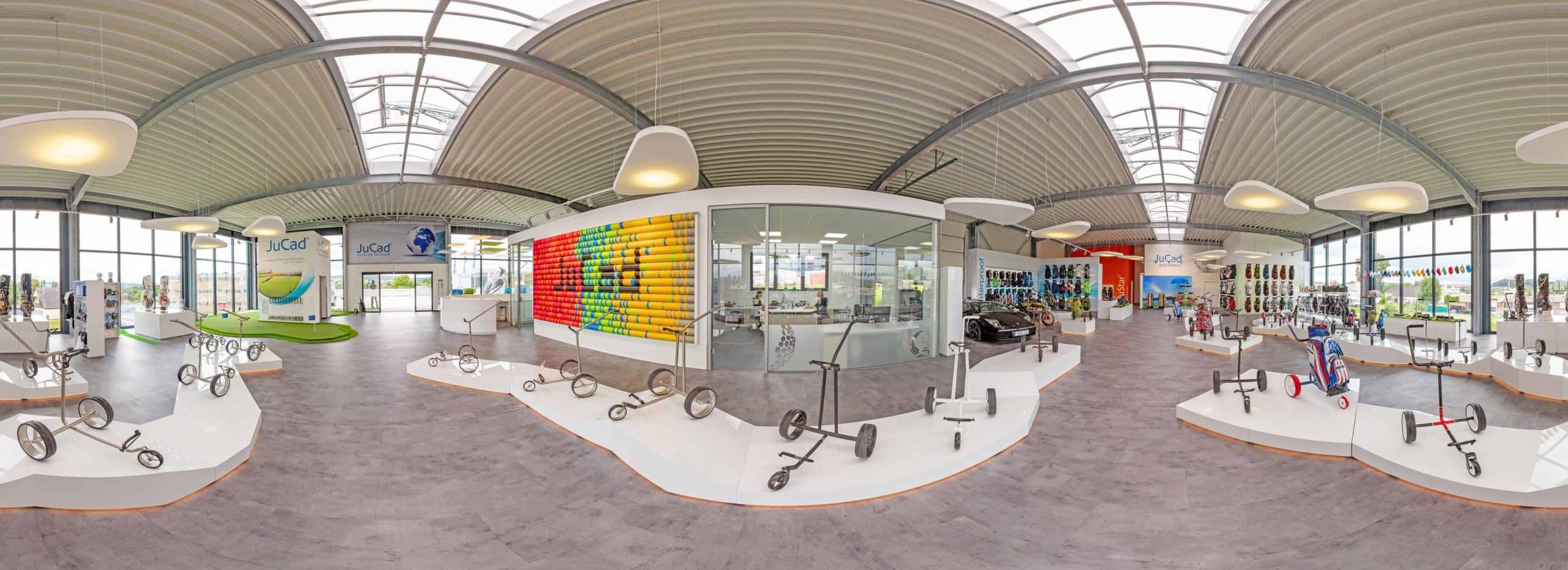 360-Grad-Panorama des JuCad-Showrooms mit ausgestellten Golftrolleys