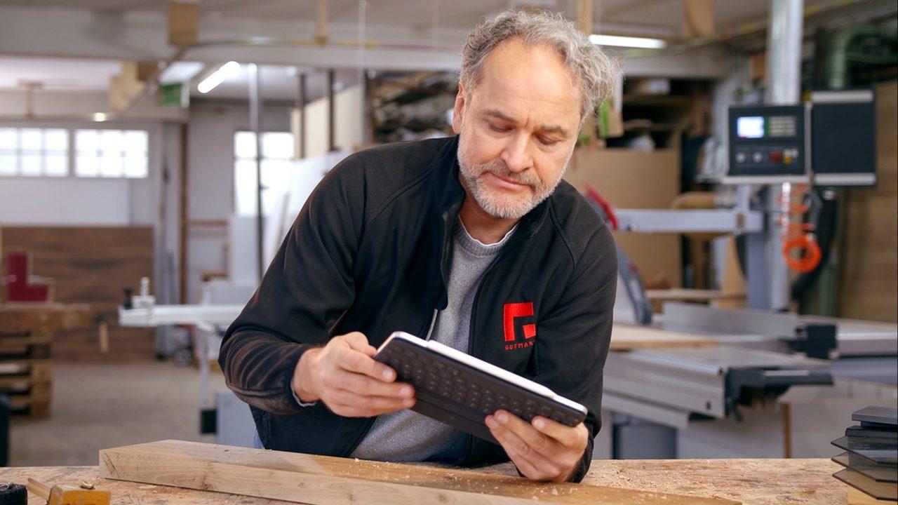 Standbild aus dem Gutmann-Werbespot: Anwender plant mit der tuulo-Software