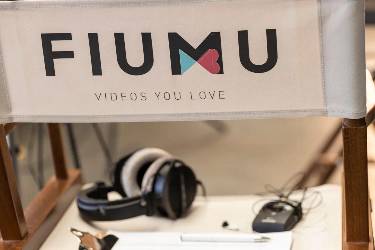 FIUMU-Regiestuhl am Set, darunter Kopfhörer, Funkstrecke und Drehplan