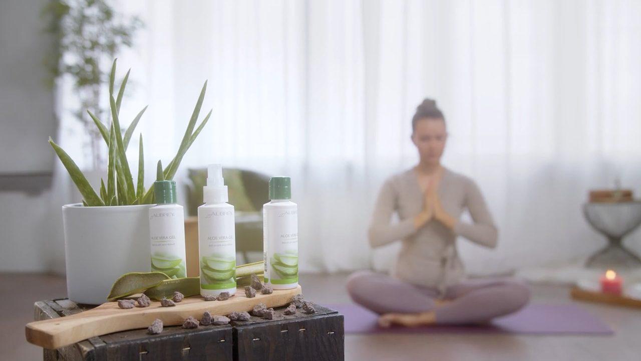 Standbild aus dem Supplementa-Werbespot: Aloe-Vera-Gel als Produktaufnahme