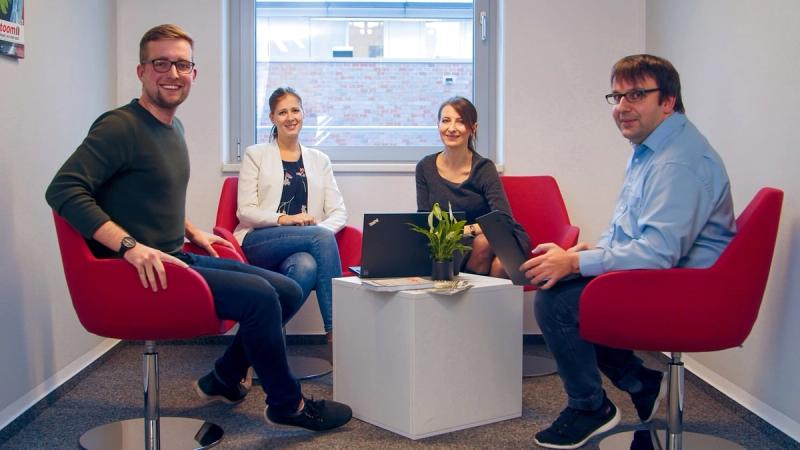 toom: vier Mitarbeitende in der Sitzecke