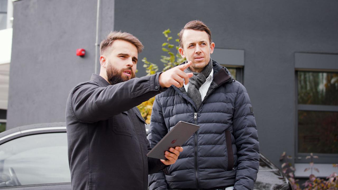 Still aus dem Fraunhofer-IAO-Imagefilm: zwei Mitarbeiter besprechen mit Tablet einen Standort