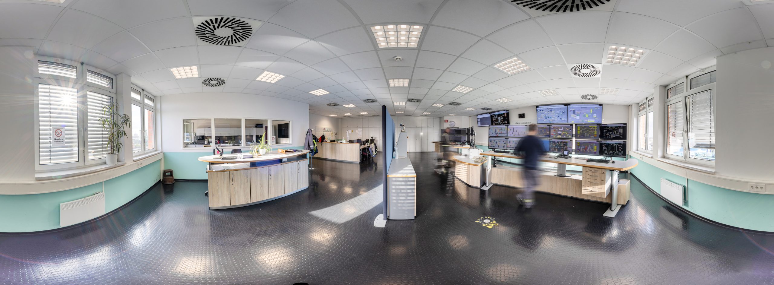 360-Grad-Panoramaaufnahme eines Leitstands mit Empfangstresen, Schreibtischen und Monitorwänden
