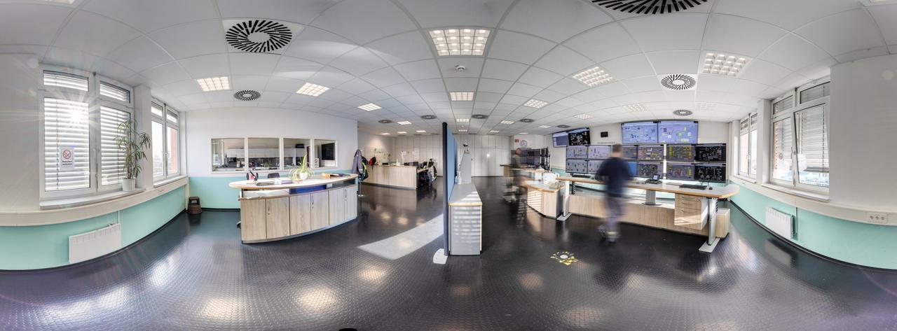 360-Grad-Panoramaaufnahme eines Leitstands mit Empfangstresen, Schreibtischen und Monitorwänden