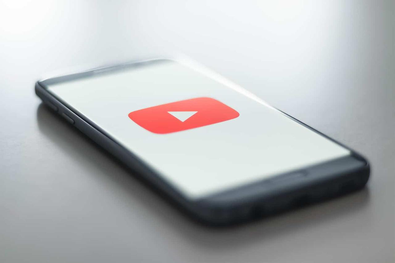 Eine Smartphone-Anzeige, die das Logo von YouTube Kanal Erstellen zeigt.