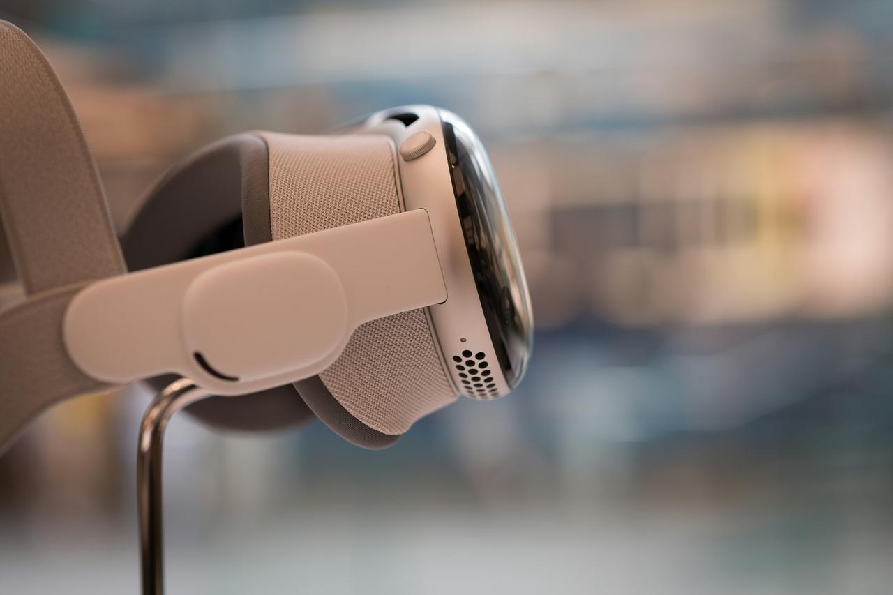 Nahaufnahme eines XR-Headsets auf einem Metallständer vor unscharfem Hintergrund