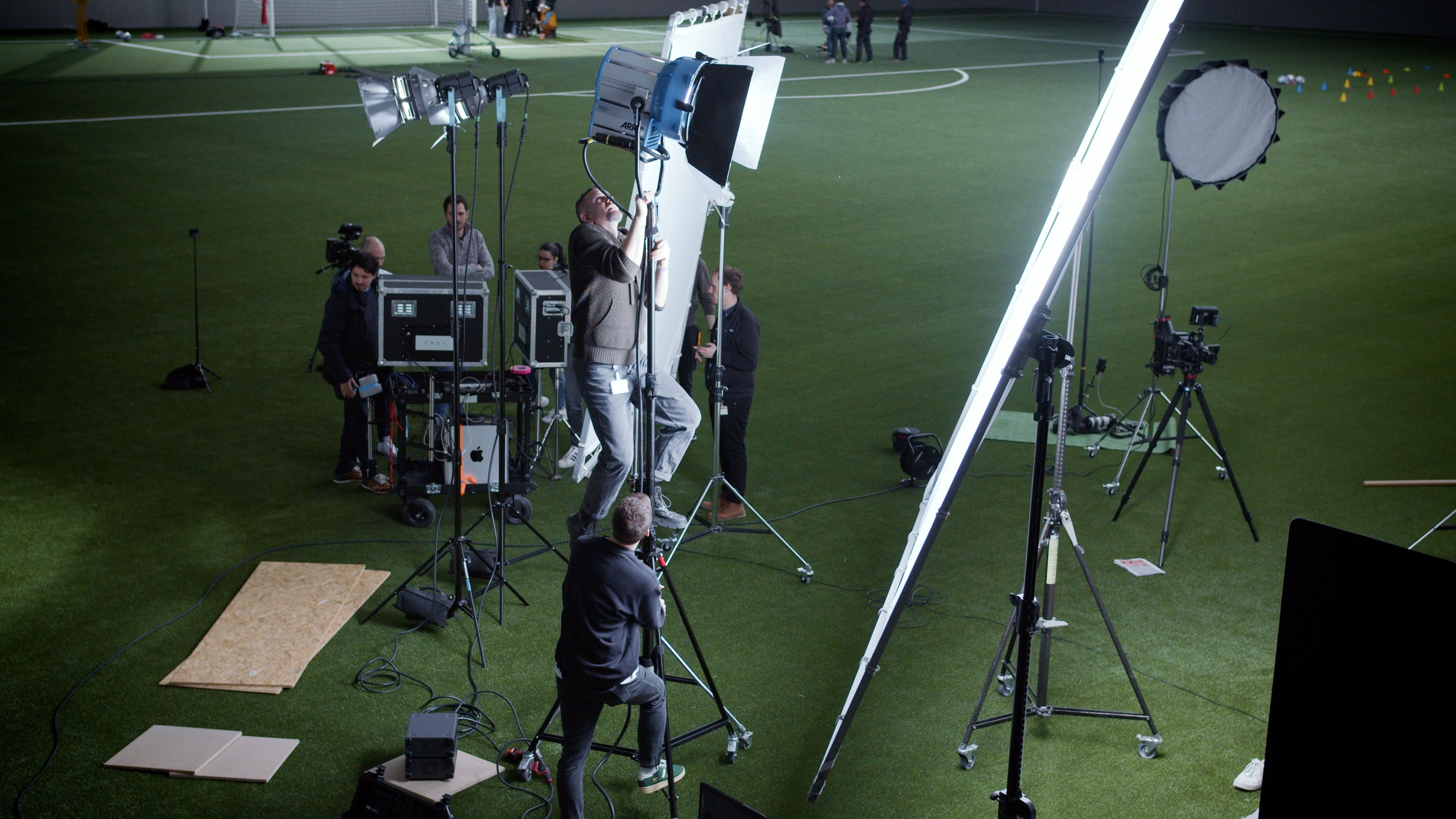 Crew beim Lichtaufbau, Aufsicht auf das Set