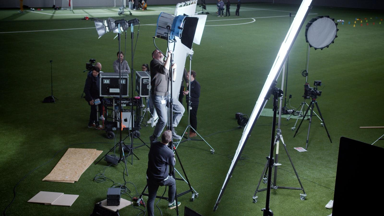 Crew beim Lichtaufbau, Aufsicht auf das Set