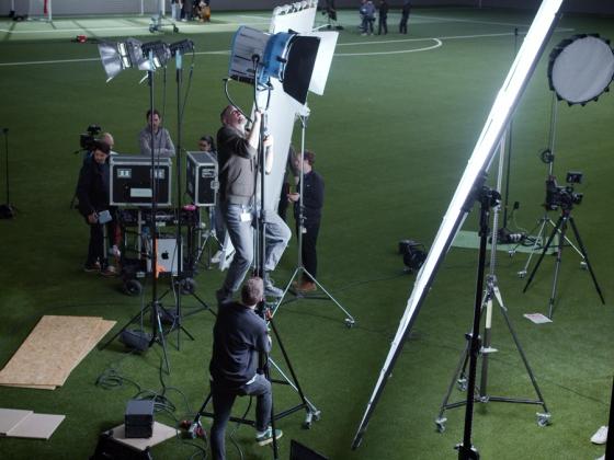 Crew beim Lichtaufbau, Aufsicht auf das Set
