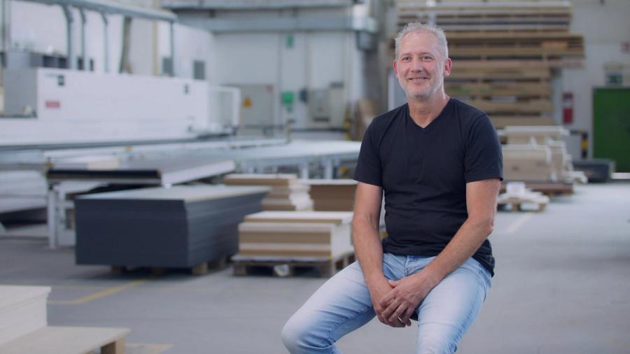 Klassische Kundenstimme: Interviewpartner berichtet frei vor der Kamera in seiner Produktionshalle
