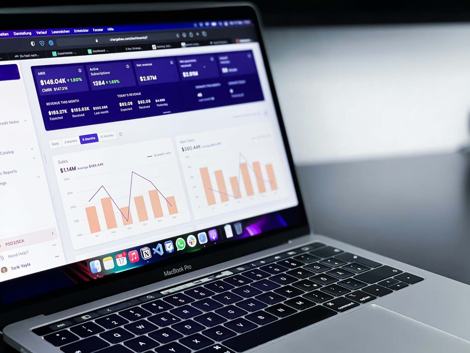 Laptop mit Marketing-Dashboard: Kennzahlen und Wachstumskurven zeigen die messbare Wirkung von Video-Storytelling