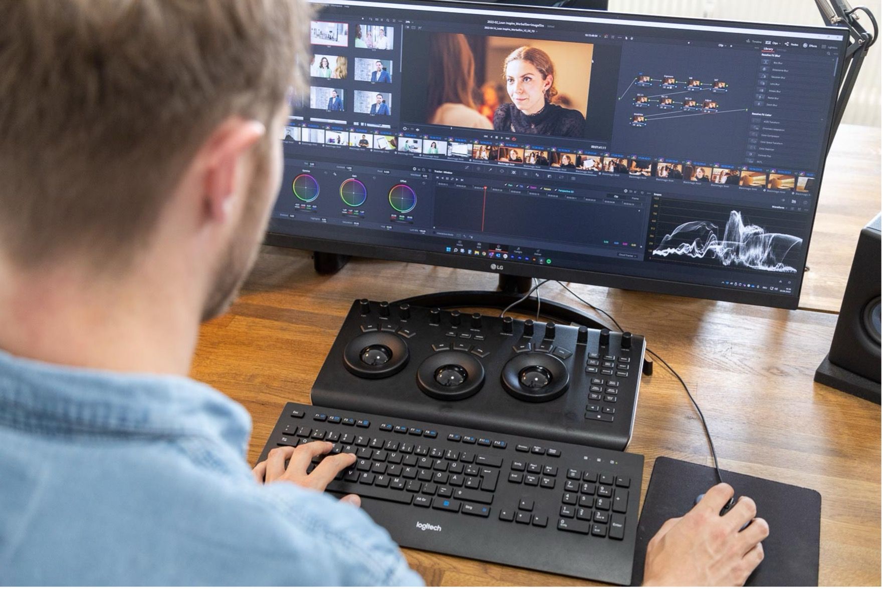 Cutter färbt im Color Grading am DaVinci-Schnittpult die Aufnahmen eines Eventfilms in der Postproduktion