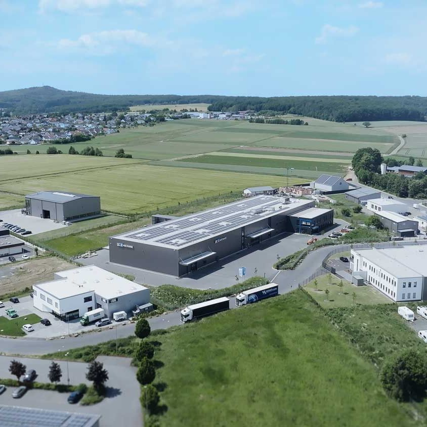 Drohnenaufnahmen als Add-on, eindrucksvolle Luftbilder vom Firmensitz des Referenzkunden