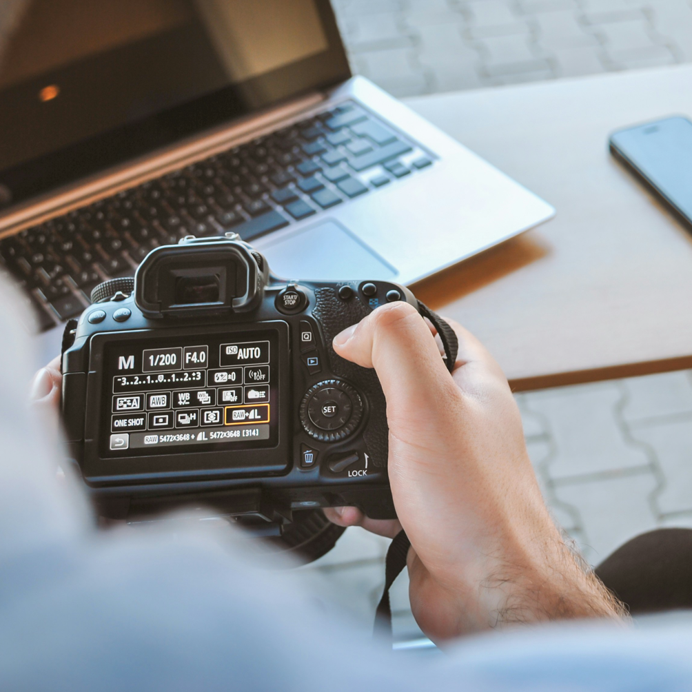 Fotoshooting parallel zum Videodreh, FIUMU fotografiert den Kunden bei der täglichen Arbeit