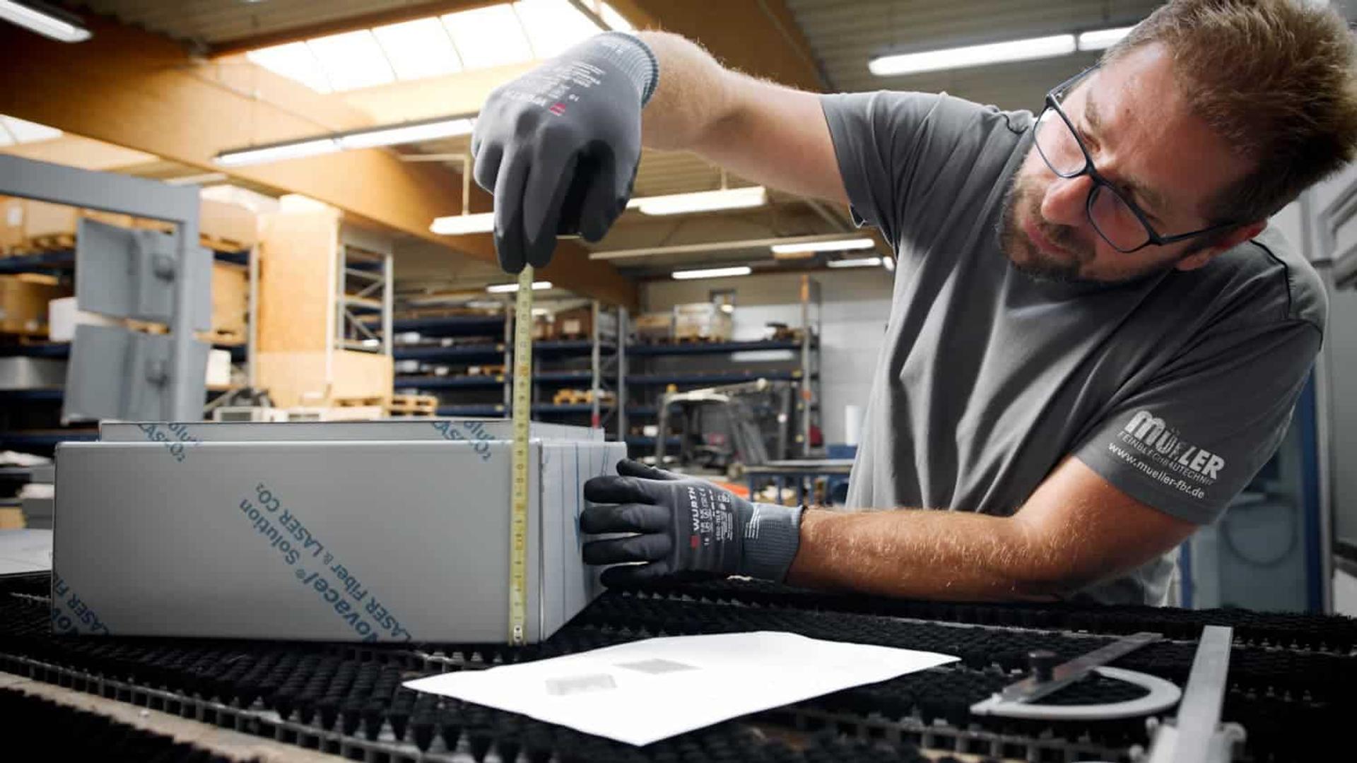 SPI GmbH | Kundenstimmenvideo | Müller Feinblechbautechnik – Bild 21