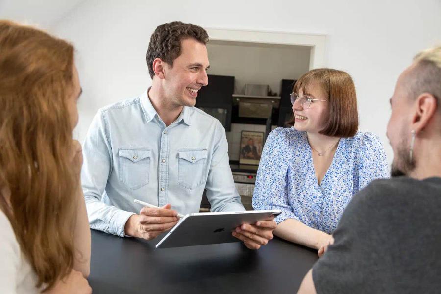 FIUMU-Team bespricht ein Projekt am Tablet