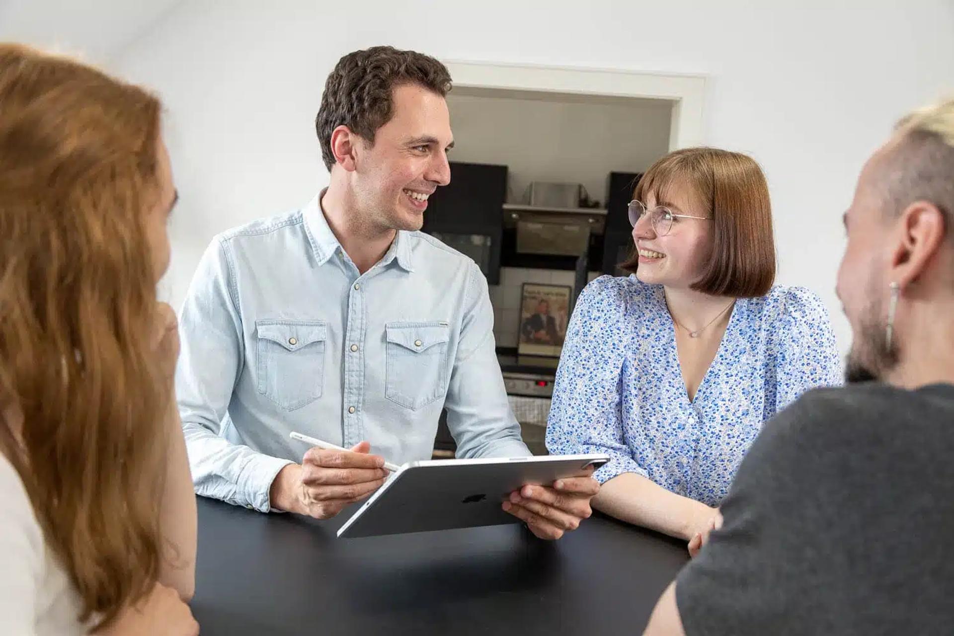 FIUMU Team-Meeting mit iPad und kreativer Planung