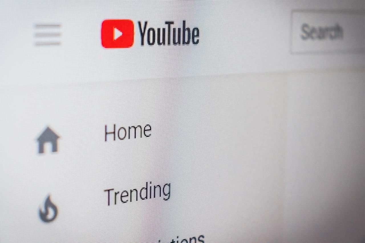 YouTube-Menü auf einem Bildschirm mit Home und Trending.