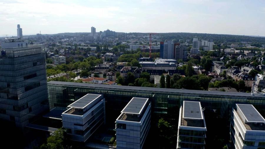 Luftaufnahme aus dem nexineer Recruitingfilm: Bürogebäude und Stadtpanorama