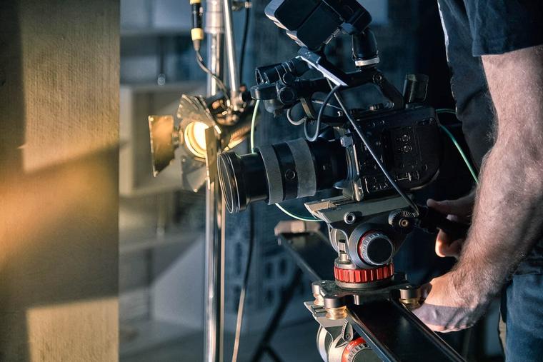 Werbespot Agentur FIUMU – Filmproduktion mit professioneller Kamera