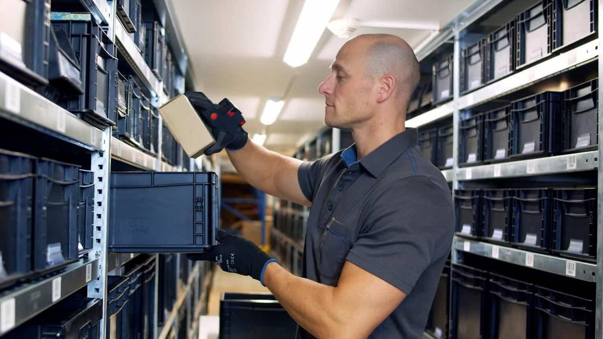 Elektronik-Fertigung und Logistik im Industriefilm-Dreh