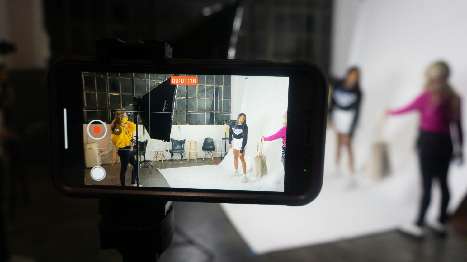 Smartphone auf Stativ filmt ein Shooting im Studio – Social-Media-Video in Eigenproduktion mit dem Handy