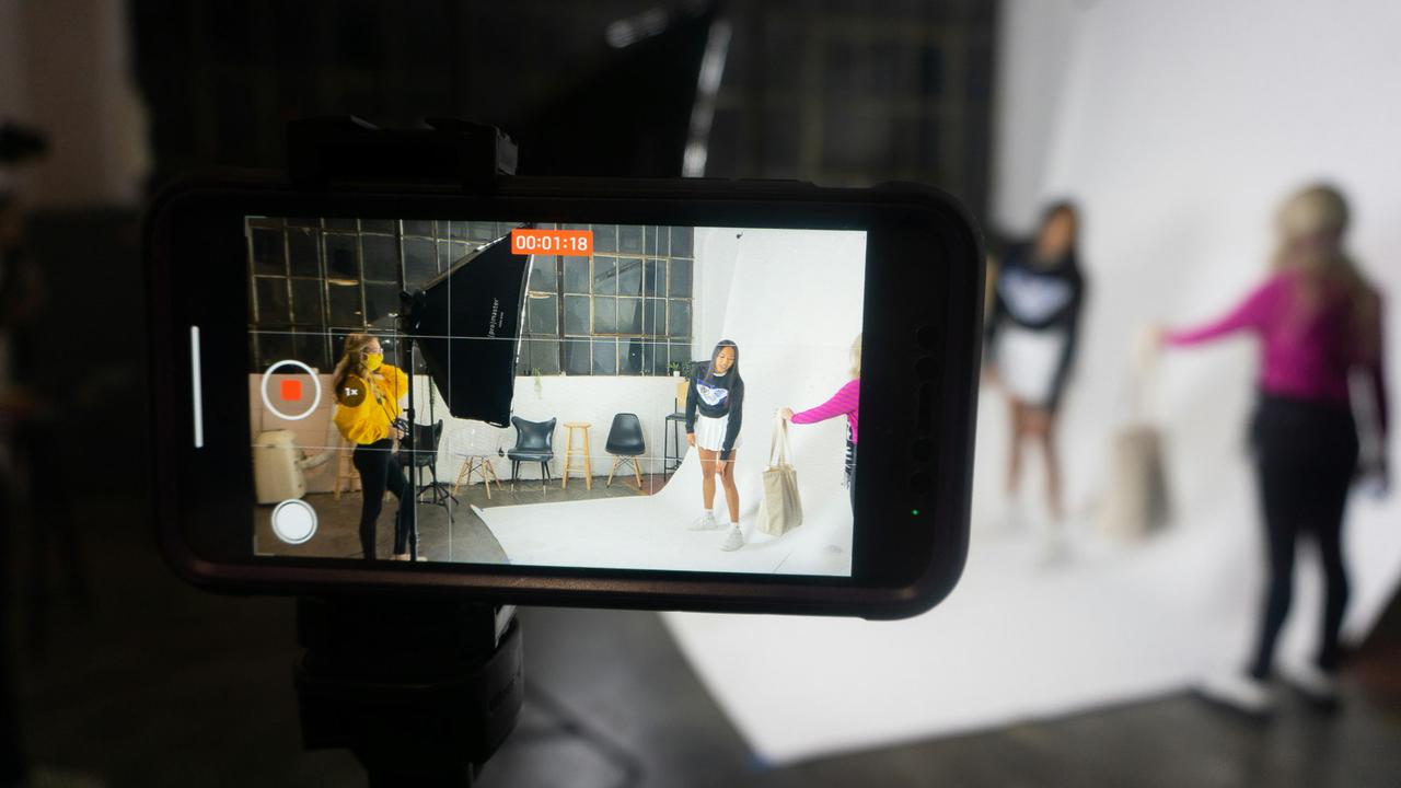 Smartphone auf Stativ filmt ein Shooting im Studio – Social-Media-Video in Eigenproduktion mit dem Handy