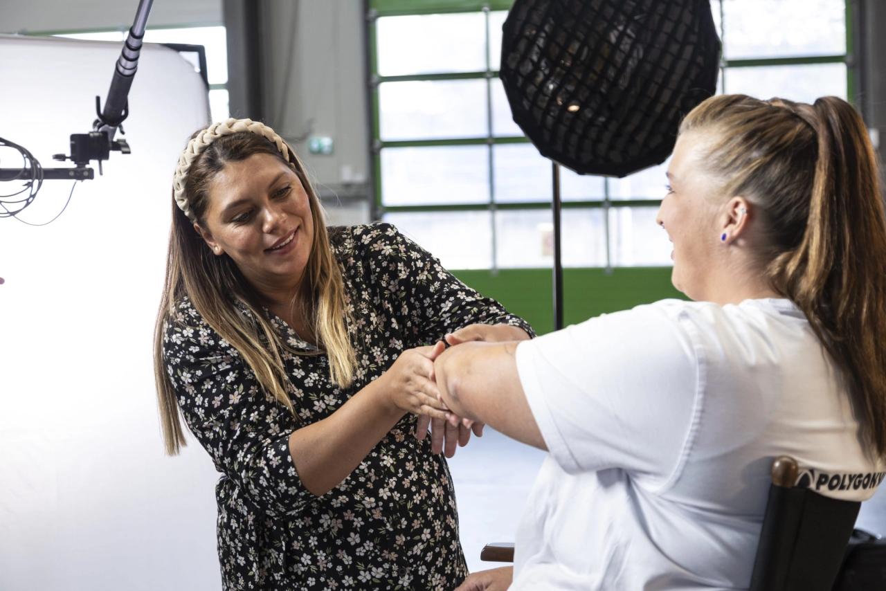 Maskenbildnerin schminkt eine Interviewpartnerin am Set – Vorbereitung für einen Imagefilm-Dreh