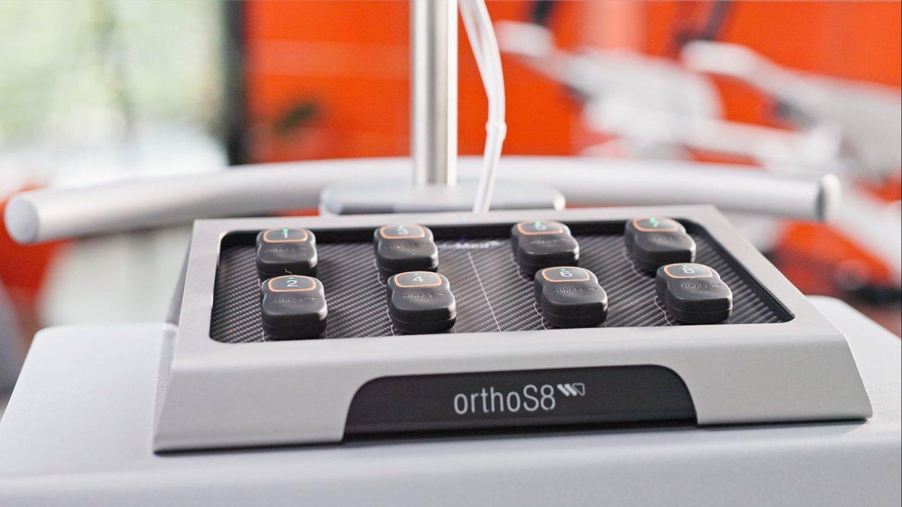 Standbild aus dem SinfoMed-Produktfilm: orthoS8-Gerät bei der Muskelanalyse