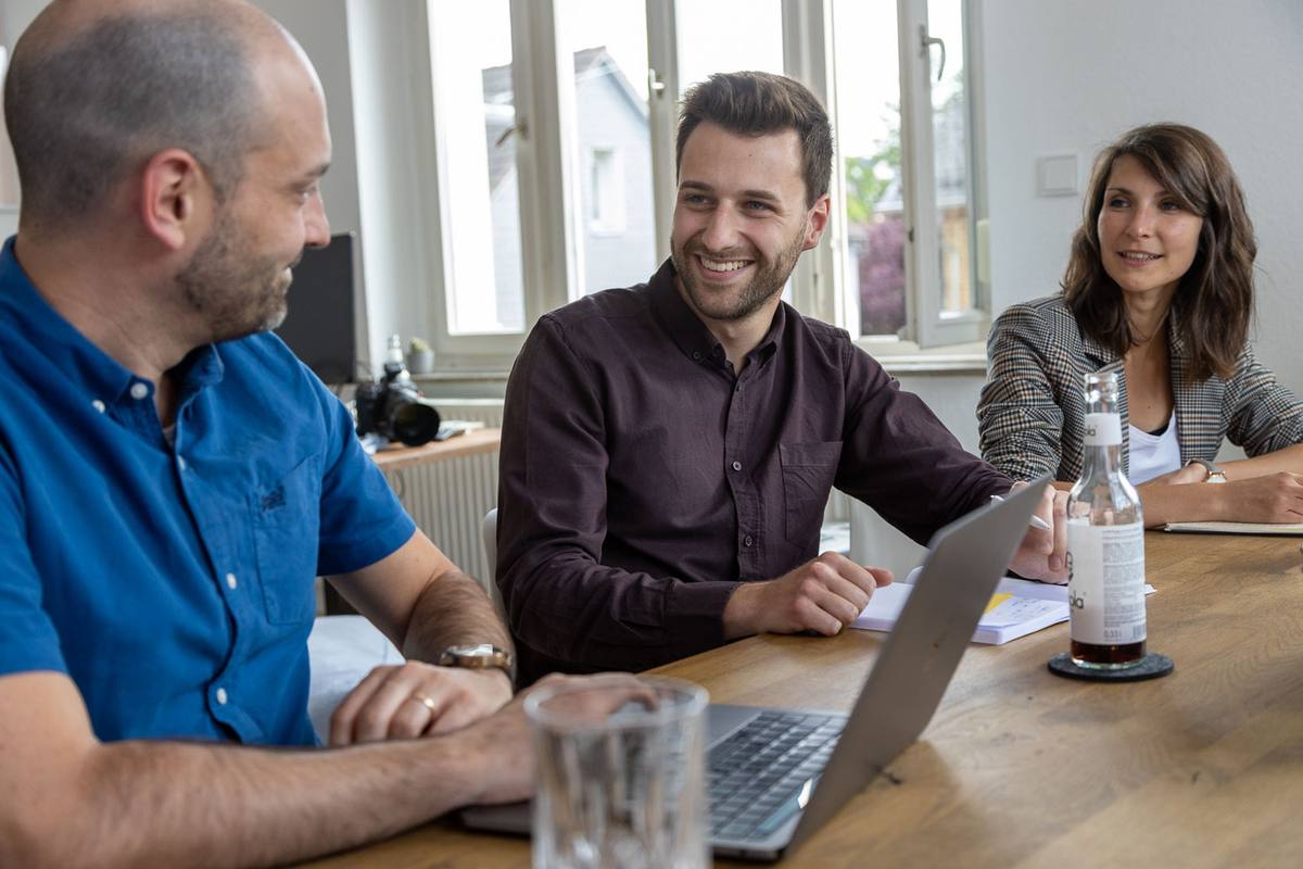 Erstgespräch bei FIUMU: Team am Tisch bespricht ein Videoprojekt