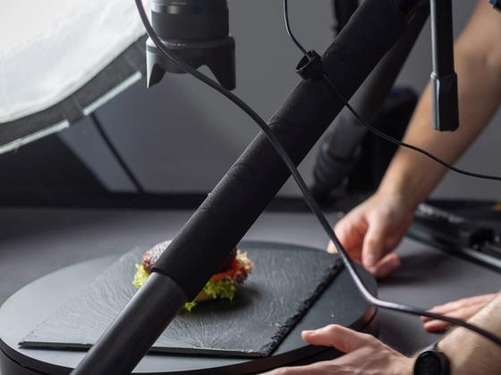 Kamera über einem Drehteller beim Food-Dreh