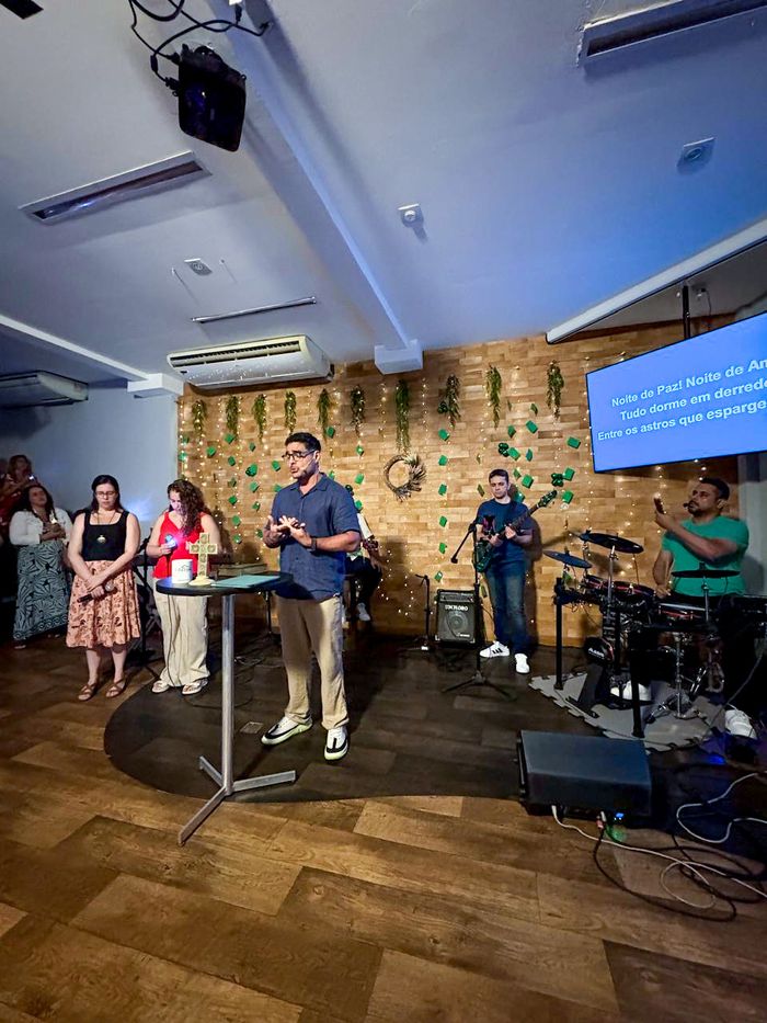 Vandi predicando en su iglesia en Copacabana